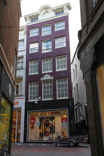 Nieuwendijk 215 (&copy; Walther Schoonenberg)