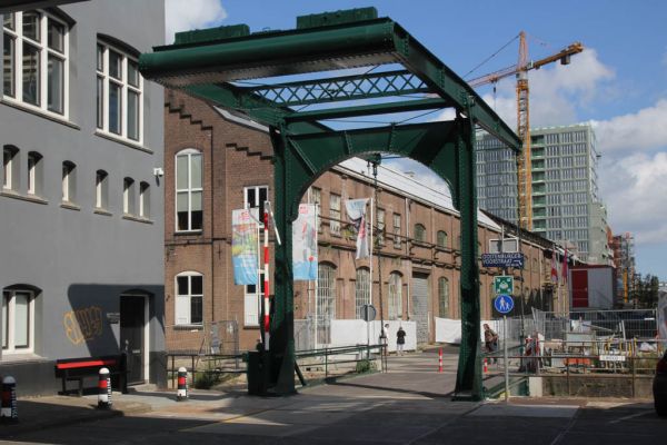 Brug over de Oostenburgerdwarsvaart (&copy; Walther Schoonenberg)