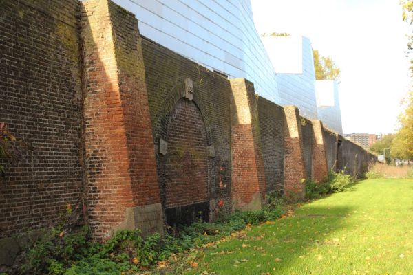Muur van de Marinewerf (&copy; Walther Schoonenberg)