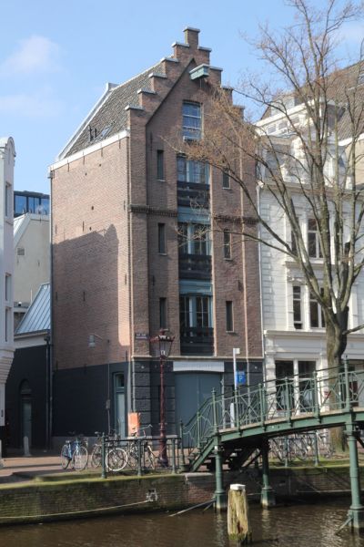 OZ Voorburgwal 306 (&copy; Walther Schoonenberg)
