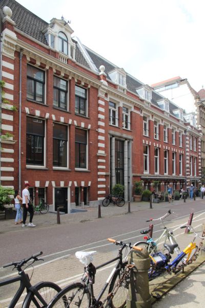 Nieuwe Spiegelstraat 8-18 (&copy; Walther Schoonenberg)