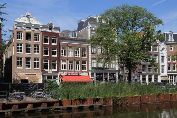 Kloveniersburgwal 36, 34, 32, enz. (&copy; Walther Schoonenberg)