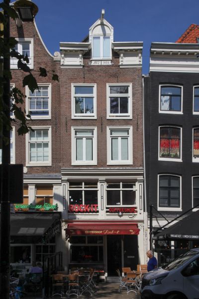 Nieuwmarkt 12 (&copy; Walther Schoonenberg)