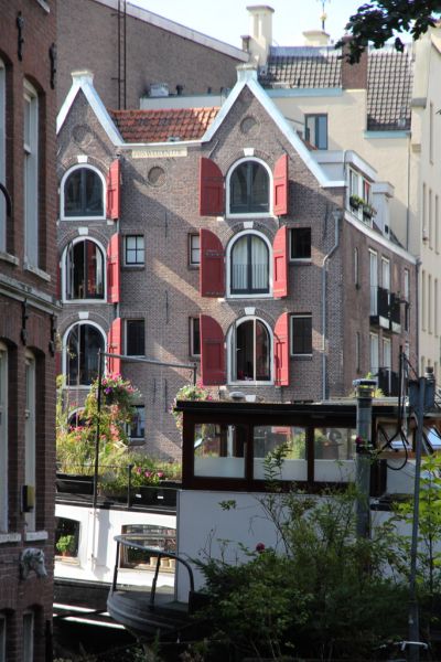 Nieuwe Uilenburgerstraat 1 (&copy; Walther Schoonenberg)