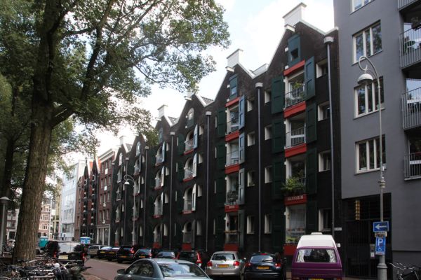 Nieuwe Uilenburgerstraat 13-23 (&copy; Walther Schoonenberg)