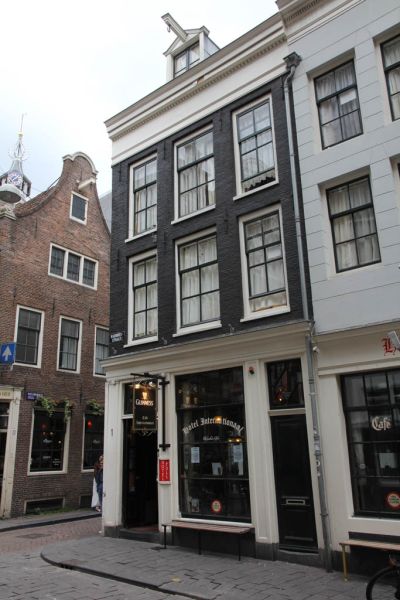 Warmoesstraat 1 (&copy; Walther Schoonenberg)