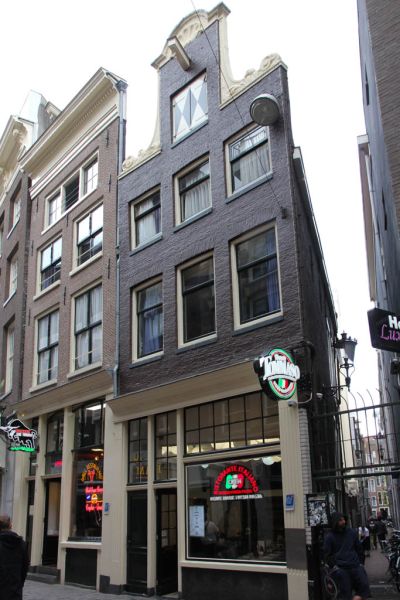 Warmoesstraat 9 (&copy; Walther Schoonenberg)