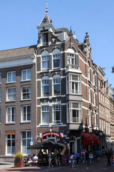 Nieuwe Doelenstraat 1 hoek Oude Turfmarkt (&copy; Walther Schoonenberg)