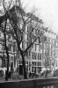 Op een oude foto is het dubbele pakhuis te zien dat in 1959 is gesloopt.
