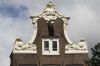 OZ Voorburgwal 132. Fraaie klokgevel in Lodewijk XV-stijl. (&copy; Walther Schoonenberg)