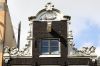Haarlemmerdijk 45: Halsgevel op maat gemaakt met vazen. (&copy; Walther Schoonenberg)