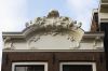 Elandsstraat 88. Verhoogde lijstgevel met kuif. (&copy; Walther Schoonenberg)