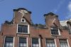Herplaatste geveltoppen in de Driehoekstraat uit 1725 en 1750, herplaatst tussen 1939 en 1947 (&copy; Walther Schoonenberg)