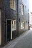 Prinsengracht 625 heeft een apart bewoond achterhuis met een ingang in de zijgevel (&copy; Walther Schoonenberg)