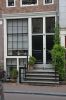 Houten onderpui met twee deuren en frontale stoep (&copy; Walther Schoonenberg)