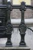 Keizersgracht 690. Stoepbalusters: flesbalusters (&copy; Walther Schoonenberg)