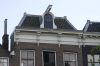 Keizersgracht 690. Laat-18de-eeuwse kroonlijst met dakkapel en schilddak (&copy; Walther Schoonenberg)