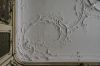 Keizersgracht 690. Detail van het stucwerk aan het plafond in de zaal (&copy; Walther Schoonenberg)