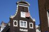 Herenstraat 40. Klokgevel met fruit- en bloemmotieven (1672) (&copy; Walther Schoonenberg)