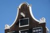 Sobere klokgeveltop met aanzetstukken met voluten. (&copy; Walther Schoonenberg)