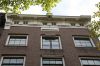 Gevelbe�indiging met kroonlijst en wapens als hoekconsoles (&copy; Walther Schoonenberg)