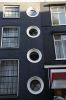 Ronde trappenhuis-vensters in de zijgevel (&copy; Walther Schoonenberg)