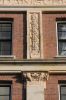 Terracotta kapiteel met vogels daarboven een paneel met bladmotief Terracotta kapiteel met vogels daarboven een paneel met bladmotief (© Walther Schoonenberg)