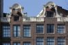Tweeling met klokgevelachtige toppen met verbindende balustrade. (&copy; Walther Schoonenberg)