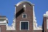 Herplaatste geveltop met doorboord bloemmotief (&copy; Walther Schoonenberg)