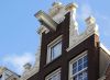 Herplaatste geveltop afkomstig van de Zeedijk (&copy; Walther Schoonenberg)