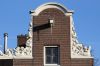 Prinsengracht 755 met tritonen in de klauwstukken (herplaatste top) (&copy; Walther Schoonenberg)