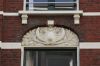Ontlastingsboog met ornament in het boogveld (&copy; Walther Schoonenberg)
