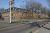 's Lands Werf: lange gevel met inrijpoort in het midden (&copy; Walther Schoonenberg)