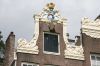 Fraaie klokgeveltop met Heilige Maagd in vulling van fronton (&copy; Walther Schoonenberg)