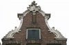 Haarlemmerstraat 52. Sierlijke klokgevel in Lodewijk XV-stijl. (&copy; Walther Schoonenberg)