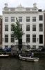 Herengracht 554 met rechts daarvan de overbouwde koetshuistoegang. (Herengracht 554) (© Walther Schoonenberg) Herengracht 554 met rechts daarvan de overbouwde koetshuistoegang. (Herengracht 554) (© Walther Schoonenberg)