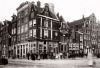 De bebouwing die op twee huisjes na verdween voor het Victoria-hotel. Foto uit 1883