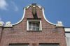 Herplaatste geveltop op nr. 208 (&copy; Walther Schoonenberg)