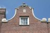 Herplaatste geveltop op nr. 210 (&copy; Walther Schoonenberg)