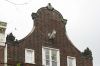 Herplaatste geveltop van één van de laatste Van Houtenpanden Herplaatste geveltop van één van de laatste Van Houtenpanden (© Walther Schoonenberg)