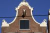 Singel 413, herplaatste geveltop van elders (&copy; Walther Schoonenberg)