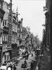 Vijzelstraat gezien richting Muntplein (Jacob Olie, 1892). In 1917 wordt de westzijde van de straat gesloopt.