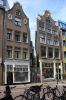 Sint Antoniesbreestraat 72 en 64-66, twee panden die de sloop van de straat hebben overleefd Sint Antoniesbreestraat 72 en 64-66, twee panden die de sloop van de straat hebben overleefd (© Walther Schoonenberg)