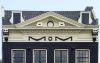 Achtergevel van Warmoesstraat 34 met lijst en fronton in Lodewijk XVI-stijl aan het natte Damrak Achtergevel van Warmoesstraat 34 met lijst en fronton in Lodewijk XVI-stijl aan het natte Damrak (© Walther Schoonenberg)