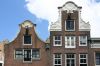 Twee herplaatste geveltoppen Twee herplaatste geveltoppen (© Walther Schoonenberg)