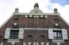 Ornament op de trapeziumgevel in de Nieuwe Amstelstraat (&copy; Walther Schoonenberg)