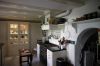 Keuken in het achterhuis met toegang naar de kelder (&copy; Walther Schoonenberg)