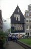 Begijnhof 34. Het houten huis is een toeristentrekker. (&copy; Walther Schoonenberg)