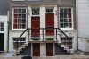 Bergstraat 2-4: onderpuien en stoepen (&copy; Walther Schoonenberg)