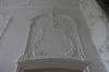 Cartouche in stucwerk boven de deur naar de voorkamer. (&copy; Walther Schoonenberg)